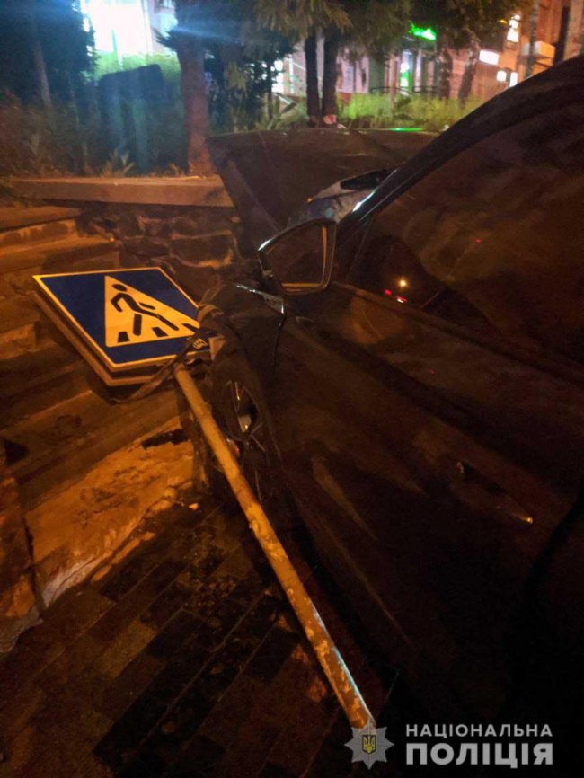 У Рівному позашляховик влетів у таксі, є потерпілі. ФОТО