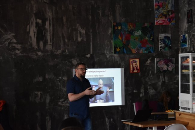 У Луцьку відбулась ретровечірка «Виведи бабусю в люди». ФОТО