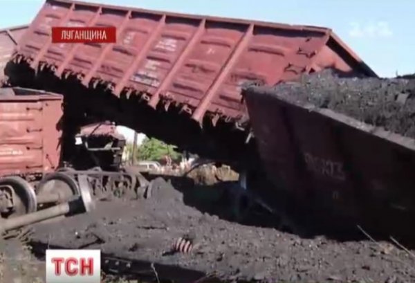 На Луганщині 14 вагонів на шаленій швидкості зійшли з рейок. ФОТО