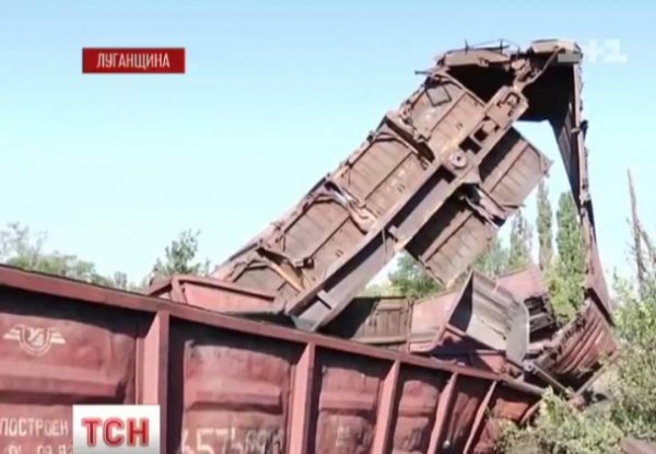 На Луганщині 14 вагонів на шаленій швидкості зійшли з рейок. ФОТО