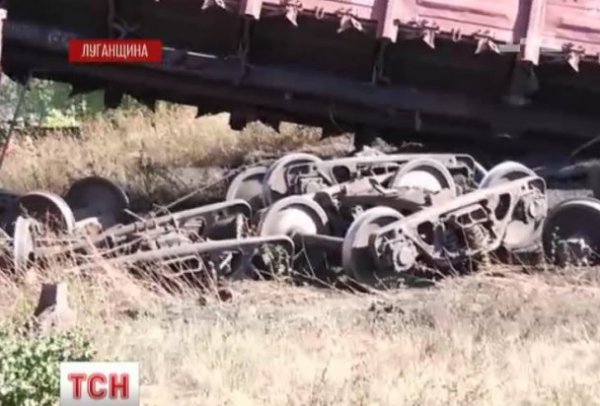 На Луганщині 14 вагонів на шаленій швидкості зійшли з рейок. ФОТО