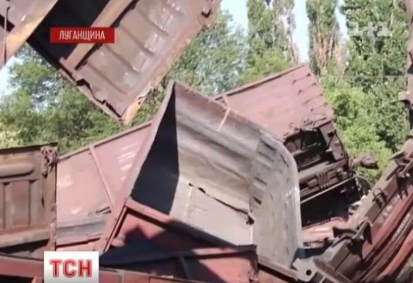 На Луганщині 14 вагонів на шаленій швидкості зійшли з рейок. ФОТО