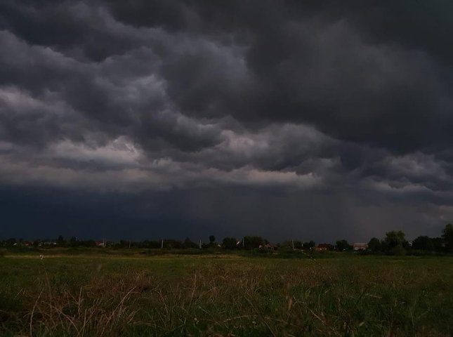 «Чорна хмара насуває»: лучани діляться фото передгрозового неба