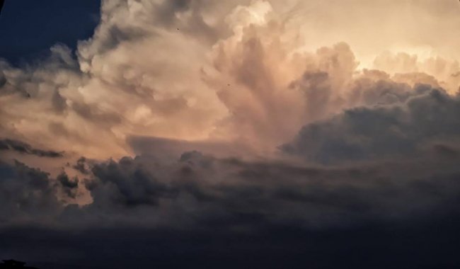 «Чорна хмара насуває»: лучани діляться фото передгрозового неба