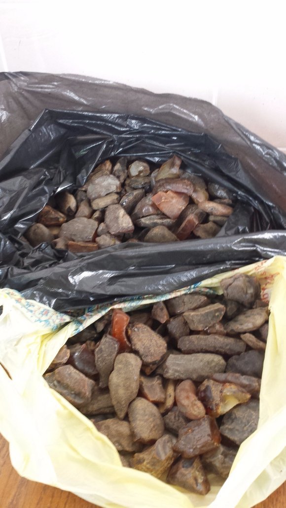 Волинянин намагався перевезти через кордон майже 4 кілограми бурштину. ФОТО