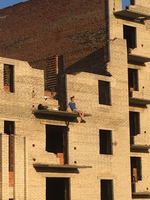 Небезпечні розваги: у Нововолинську підлітки лазили на недобудовах. ФОТО