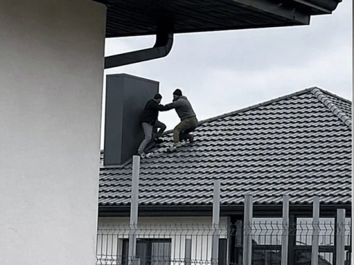 На Волині при спробі мобілізації працівник ТЦК та чоловік впали з даху будинку: як прокоментували ситуацію у відомстві