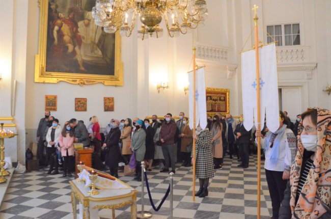 У Варшаві сотні українців прийшли святити великодні кошики. ФОТО. ВІДЕО