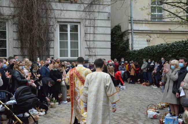 У Варшаві сотні українців прийшли святити великодні кошики. ФОТО. ВІДЕО