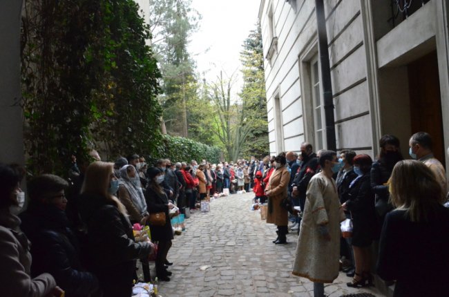 У Варшаві сотні українців прийшли святити великодні кошики. ФОТО. ВІДЕО