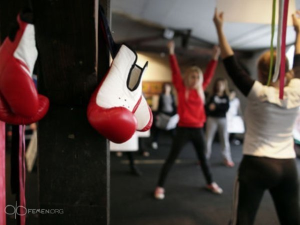 FEMEN показали, як готуються до своїх акцій. ФОТО