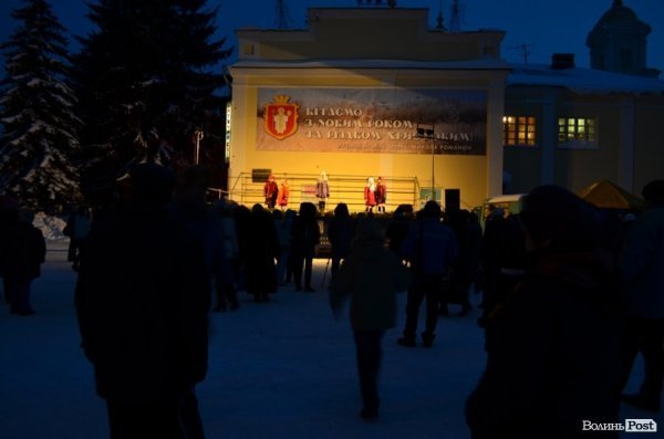 Засвітили головну ялинку Луцька. ФОТО 