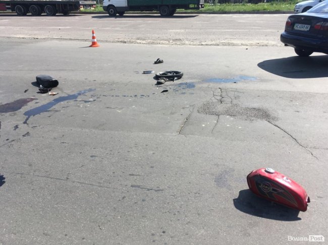 Моторошна аварія у Луцьку: троє на мопеді врізалися у Lanos. ФОТО