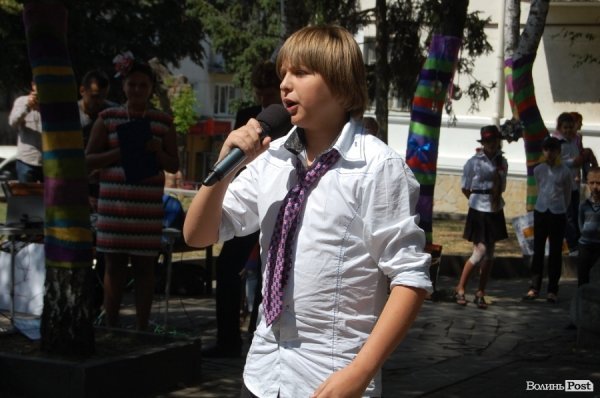 У центрі Луцька «одягли» дерева під музику. ФОТО