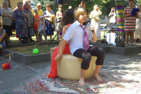 У центрі Луцька «одягли» дерева під музику. ФОТО