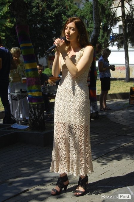 У центрі Луцька «одягли» дерева під музику. ФОТО