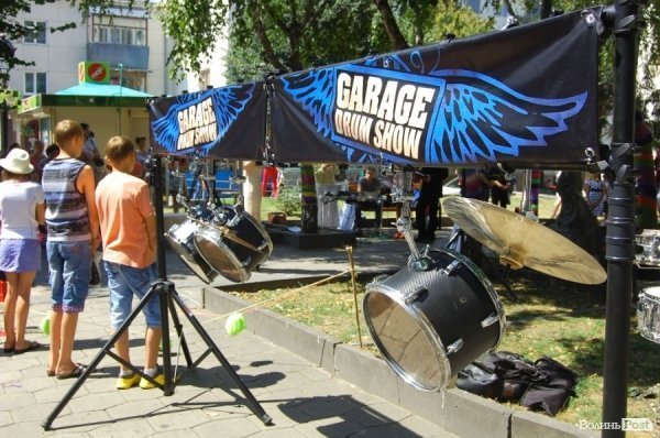 У центрі Луцька «одягли» дерева під музику. ФОТО