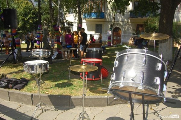 У центрі Луцька «одягли» дерева під музику. ФОТО