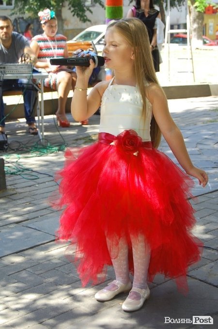 У центрі Луцька «одягли» дерева під музику. ФОТО