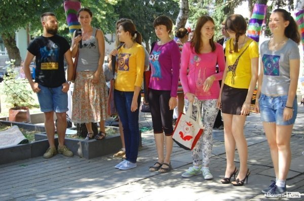 У центрі Луцька «одягли» дерева під музику. ФОТО