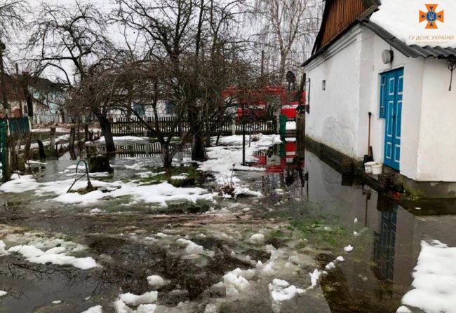 На Волині рятувальники відбуксирували «швидку», яка застрягла  в багнюці 