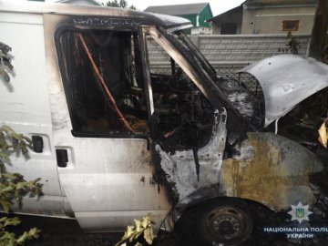 У Рівному вночі згорів мікроавтобус