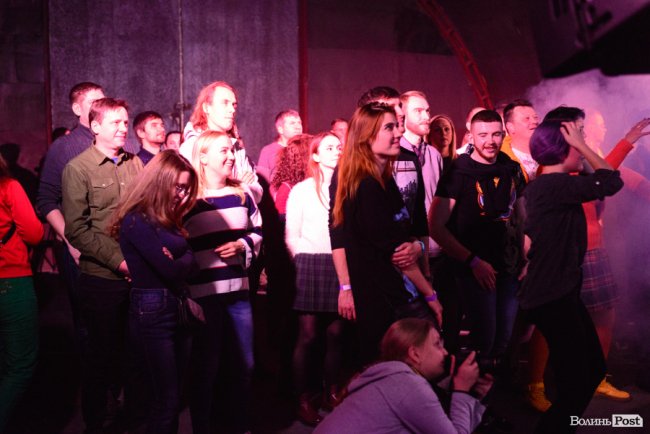 «GAS у Луцьку доведеться освячувати»: ФОТОРЕПОРТАЖ з епатажного концерту «Хамерманів» в халатах і трусах