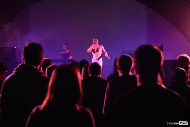 «GAS у Луцьку доведеться освячувати»: ФОТОРЕПОРТАЖ з епатажного концерту «Хамерманів» в халатах і трусах