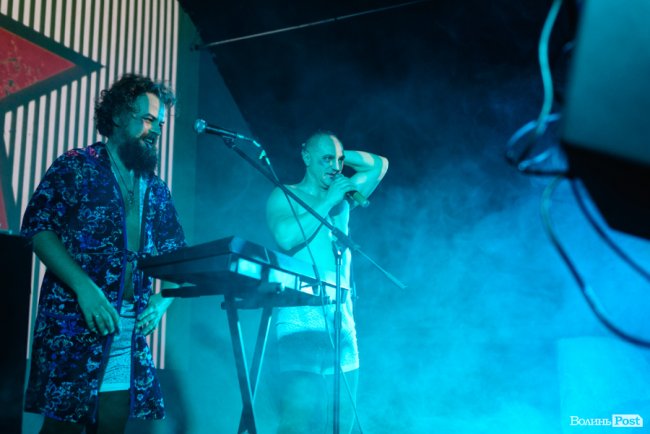 «GAS у Луцьку доведеться освячувати»: ФОТОРЕПОРТАЖ з епатажного концерту «Хамерманів» в халатах і трусах