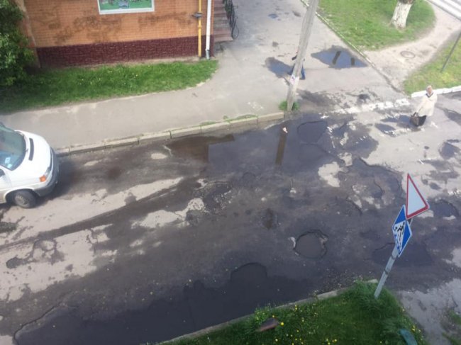 «Вже не одна людина зламала ногу» – у Ковелі просять відремонтувати дорогу. ФОТО