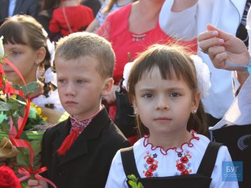 Вишиванки, квіти, бантики: у Володимирі пролунав перший дзвоник. ФОТО