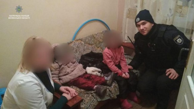 Горе-матір у Луцьку покинула малих дітей напризволяще. ФОТО