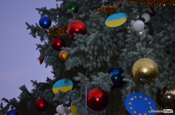 У Луцьку засвітили головні ялинки міста. ФОТО 