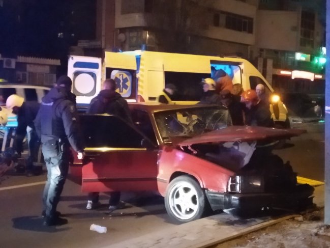 На Рівненщині травмованого водія з понівеченого авто діставали рятувальники. ФОТО