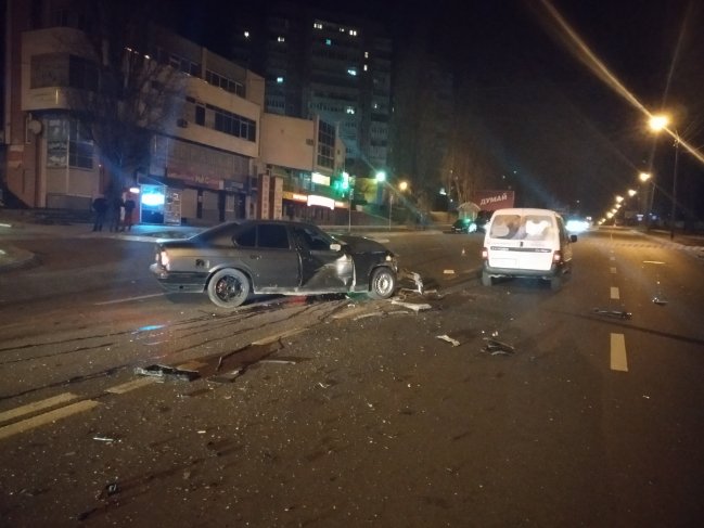 На Рівненщині травмованого водія з понівеченого авто діставали рятувальники. ФОТО