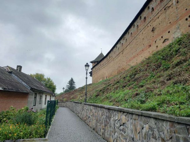 У Луцьку вандали розмалювали стіни замку Любарта: як вирішать проблему. ФОТО