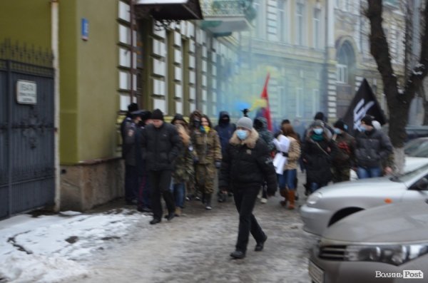 На луцькому Євромайдані міліція ледь не затримала хлопця. ФОТО. ВІДЕО