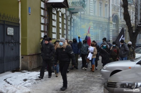 На луцькому Євромайдані міліція ледь не затримала хлопця. ФОТО. ВІДЕО