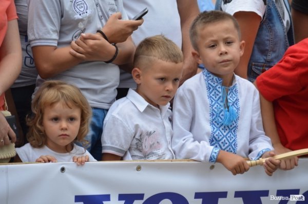 Богатирі протягнули фуру через вулицю Луцька. ФОТО. ОНОВЛЕНО