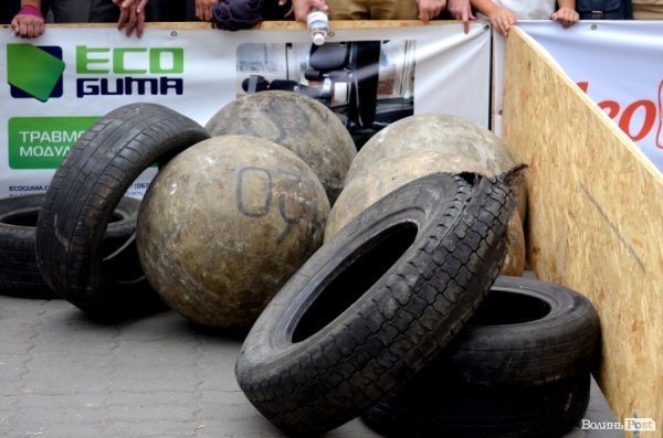 Богатирі протягнули фуру через вулицю Луцька. ФОТО. ОНОВЛЕНО