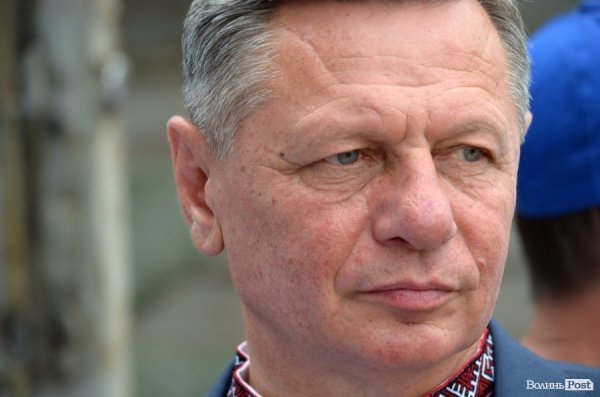 Богатирі протягнули фуру через вулицю Луцька. ФОТО. ОНОВЛЕНО