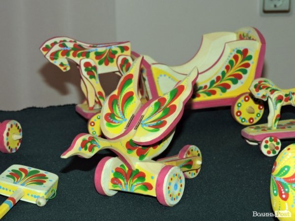 Лучани можуть відвідати унікальну виставку дерев'яних іграшок-забавок. ФОТО