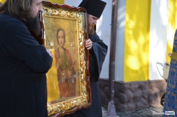 До Луцька привезли цілющі святині. ФОТО