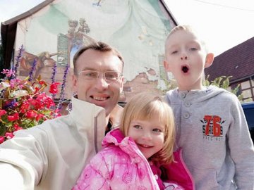 Не нарікає на життя і просто робить малечу щасливою: історія татуся, який сам виховує дітей