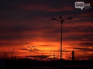 Палаюче небо: одесити сфотографували дивовижний захід сонця