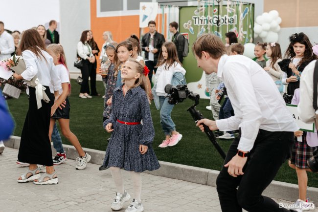 У новій локації і… з котом: як в інноваційній луцькій школі «ThinkGlobal» 1 вересня відзначали. ФОТО* 