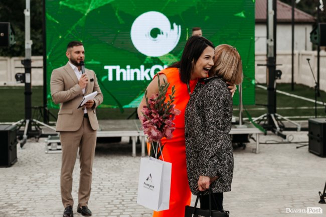 У новій локації і… з котом: як в інноваційній луцькій школі «ThinkGlobal» 1 вересня відзначали. ФОТО* 