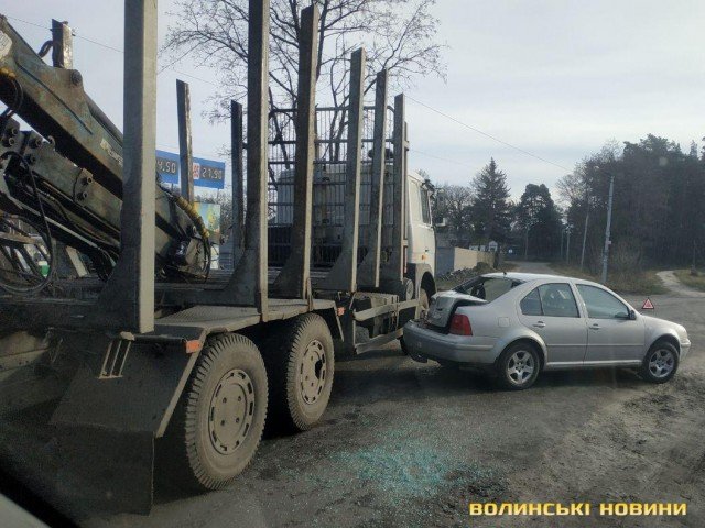 На Волині Volkswagen влетів у лісовоз: рух ускладнений. ФОТО