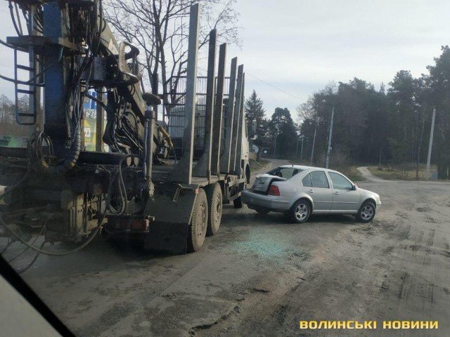 На Волині Volkswagen влетів у лісовоз: рух ускладнений. ФОТО