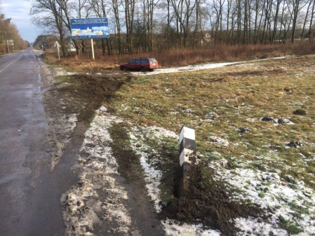 Поблизу Цуманя автівка в'їхала у стовп. ФОТО